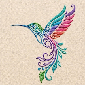Puede incluir: Diseño bordado de un colibrí colorido. El ave presenta detalles intrincados y una vibrante paleta de azules, verdes, morados y rojos. Las alas del colibrí están extendidas, sobre un fondo neutro.