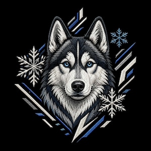 Puede incluir: Un parche bordado que presenta una cabeza de husky detallada con ojos azules penetrantes, rodeada de formas geométricas blancas y azules y diseños intrincados de copos de nieve. El diseño está sobre un fondo negro con líneas angulares.