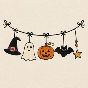 Puede incluir: Un diseño de bordado que muestra una guirnalda de hilo negro con lazos, de la que cuelgan un sombrero de bruja negro con banda morada, un fantasma blanco, una calabaza naranja, un murciélago negro y una estrella dorada con cuentas.