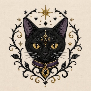 Puede incluir: Un diseño de bordado que muestra un gato negro con ojos amarillos, usando un collar morado con un colgante dorado. El gato está enmarcado por enredaderas negras y estrellas doradas sobre un fondo de tela crema. Un símbolo dorado está centrado.