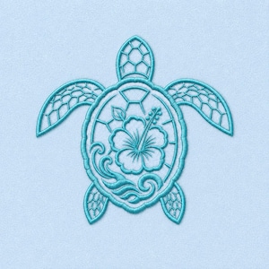 Puede incluir: Un parche bordado de color azul claro con un diseño de tortuga marina. El caparazón de la tortuga está decorado con una flor de hibisco central y patrones de olas, mientras que la cabeza y las aletas están delineadas con un patrón geométrico.