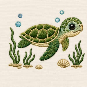 Könnte beinhalten: Ein Stickmotiv mit einer grünen Meeresschildkröte, die zwischen grünem Seegras und beigen Muscheln schwimmt. Die Schildkröte hat ein detailliertes Panzer-Muster, große dunkle Augen und helle Haut. Drei blaue Blasen schweben über der Schildkröte.