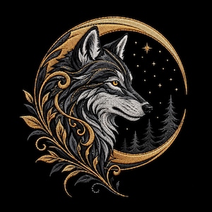 Puede incluir: Un parche bordado que muestra una cabeza de lobo de perfil, realizado con hilos negros, blancos y dorados. El lobo está enmarcado por una luna creciente dorada, hojas estilizadas y un cielo estrellado con siluetas de pinos sobre fondo negro.