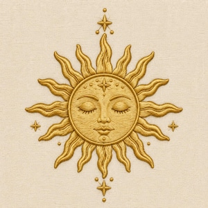 Op de afbeelding: Een gouden borduurontwerp van een zon met een centraal gezicht met gesloten ogen en een serene uitdrukking. De zon is omringd door golvende stralen en kleine vierpuntige sterren die boven, onder, links en rechts op een crèmekleurige stof zijn geplaatst.