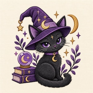 Op de afbeelding: Een geborduurd ontwerp van een zwarte kat met een paarse heksenhoed met een gouden ster en halve maan. De kat heeft paarse ogen en een halsband met een gouden halve maan bedel. Naast de kat staan twee paarse boeken en een kristallen bol.