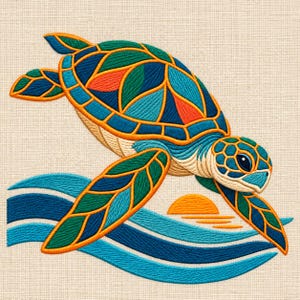 Puede incluir: Un diseño de bordado que muestra una tortuga marina con un caparazón compuesto por segmentos geométricos en tonos azul, verde y naranja. La tortuga nada sobre olas oceánicas azules estilizadas y un pequeño sol naranja sobre un fondo de tela beige.