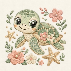 Op de afbeelding: Een borduurontwerp met een lichtgroene zeeschildpad met grote ogen, versierd met roze en witte bloemen op het schild. De scène bevat twee beige zeesterren, groene takjes en kleine stippen op een crèmekleurige stoffen achtergrond.