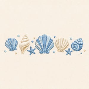 Puede incluir: Un diseño de bordado que presenta una disposición horizontal de varias conchas marinas y dos estrellas de mar en tonos azul y crema. El patrón incluye una concha en forma de abanico, una concha en espiral y pequeños puntos circulares.