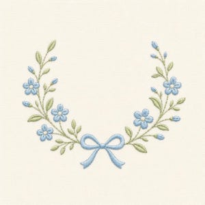 Könnte beinhalten: Ein Stickmuster mit einem symmetrischen Kranz aus hellblauen fünfblättrigen Blüten und kleinen Knospen an dünnen grünen Stielen mit Blättern. Die beiden Seiten des Blumenarrangements sind unten mit einer hellblauen Schleife verbunden.