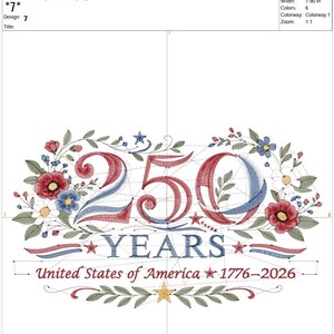 K&ouml;nnte beinhalten: Ein Stickmuster mit der Zahl "250" in Rot und Blau, umgeben von Blumen und Bl&auml;ttern. Der Text "YEARS" und "United States of America 1776-2026" sind ebenfalls enthalten. Das Design ist 20,07 cm breit und 11,63 cm hoch.