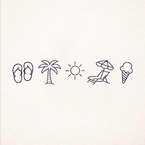 Op de afbeelding: Zwarte lijntekening van zomericonen: slippers, palmboom, zon, strandstoel met parasol en een ijsje. De iconen staan op een witte achtergrond.
