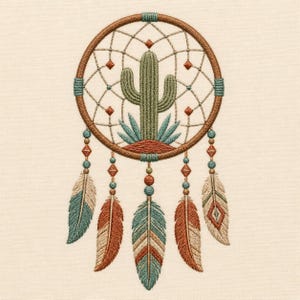 Puede incluir: Un diseño de atrapasueños bordado que presenta un marco circular marrón con un patrón de red. Dentro de la red hay un cactus saguaro verde y pequeñas plantas azules. Cinco hilos colgantes cuentan con cuentas coloridas y plumas detalladas.