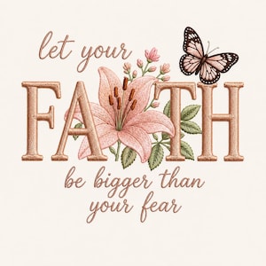 Puede incluir: Un diseño de bordado con el texto "let your FAITH be bigger than your fear" en una fuente de color cobre. Un lirio rosa grande con hojas verdes se sitúa detrás de la letra A, y una mariposa con alas rosas se posa sobre la letra H.