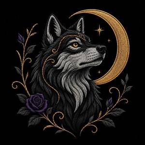 Puede incluir: Un parche bordado que muestra una cabeza de lobo negra y gris de perfil, acentuada con una luna creciente dorada, estrellas pequeñas y enredaderas doradas. Una rosa morada se sitúa abajo a la izquierda, con capullos morados en las ramas.