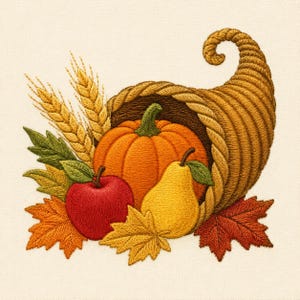 Op de afbeelding: Een geborduurde hoorn des overvloeds gevuld met een feloranje pompoen, een rode appel en een gele peer. Het ontwerp bevat gouden tarwestengels en veelkleurige herfstbladeren in tinten groen, geel, oranje en dieprood.