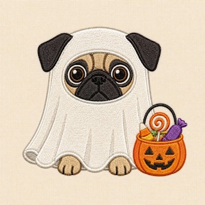Pode incluir: Um design de bordado apresentando um pug bege vestindo uma fantasia de fantasma branca com orelhas pretas. O pug está posicionado ao lado de um balde de doces laranja em forma de abóbora cheio de um pirulito, milho doce e um doce roxo.