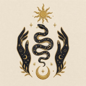 Peut inclure: Une broderie sur tissu crème représentant un serpent noir central avec des étoiles dorées, encadré par deux mains noires ornées de symboles célestes dorés. Un soleil doré est placé au-dessus du serpent et un croissant de lune doré en dessous.