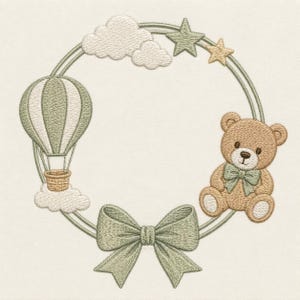 Può includere: Un disegno per ricamo che presenta una cornice circolare composta da due linee sottili. La ghirlanda include una mongolfiera a righe, nuvole bianche, due stelle, un orsacchiotto marrone con papillon verde salvia e un grande fiocco verde salvia.