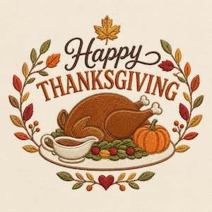 Puede incluir: Un diseño de bordado que muestra un pavo asado, una salsera y una calabaza en una bandeja, rodeados por una corona de hojas de otoño. El texto dice Happy THANKSGIVING en letras marrones y naranjas con una hoja de arce encima.