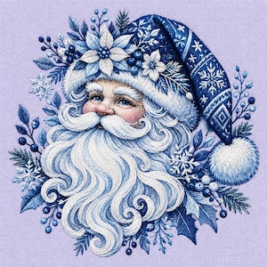 Könnte beinhalten: Ein gesticktes Porträt des Weihnachtsmanns mit langem weißen Bart und Schnurrbart, der eine blaue Mütze mit Schneeflockenmustern und einem weißen Bommel trägt. Die Figur ist von blau-weißen Weihnachtssternen, Beeren und Tannennadeln umgeben.