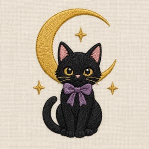 以下が含まれることがあります： 黄色い目とピンクの耳の内側を持つ黒猫の刺繍デザインで、紫色の蝶ネクタイをしています。猫は大きな質感のある金色の三日月の下に座っており、その周りには3つの小さな4つの尖った金色の星が配置されています。