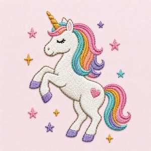Könnte beinhalten: Ein gesticktes weißes Einhorn mit goldenem Horn, einer mehrfarbigen Mähne und einem Schweif in Rosa, Gelb und Türkis sowie einem rosa Herz auf der Flanke. Das Einhorn ist von kleinen gestickten Sternen in Rosa, Gelb und Violett umgeben.