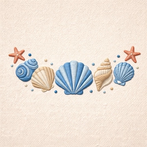 Pode incluir: Design bordado com conchas e estrelas do mar em tons de azul, bege e laranja. As conchas estão dispostas em uma linha curva, com pequenos pontos azuis e bege espalhados ao redor. O fundo é um tecido bege claro.