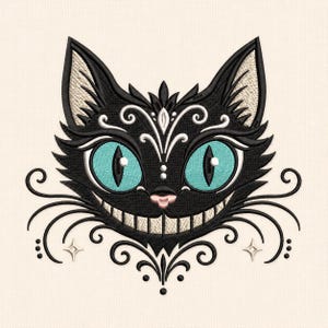 Puede incluir: Un diseño bordado de cara de gato con hilo negro para la cabeza y los bigotes, grandes ojos de color turquesa brillante con pupilas negras, una amplia sonrisa con dientes, una pequeña nariz rosa y complejos patrones de filigrana blanca.