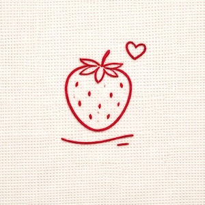 Puede incluir: Un diseño de fresa bordado en rojo sobre un fondo de tela blanca. La fresa presenta un contorno simple con pequeños puntos para las semillas, un tallo con hojas en la parte superior, un pequeño corazón a la derecha y una línea curva bajo la fruta.