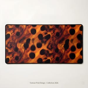 Op de afbeelding: Een rustiek houten bord met de tekst "Welcome to our home" in witte letters. Het bord heeft een verweerde afwerking en een eenvoudig, uitnodigend ontwerp, perfect voor entree decoratie.