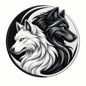 Op de afbeelding: Een ronde geborduurde patch met een gestileerd yin en yang ontwerp bestaande uit twee wolven. De ene wolf is wit met zwarte schaduwen en de andere is zwart met witte schaduwen. De wolven zijn geplaatst in een gebogen, in elkaar grijpende formatie.