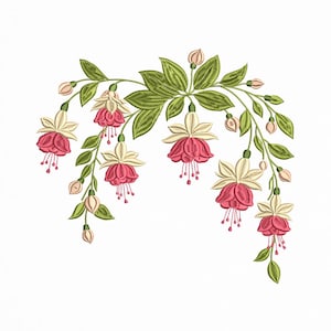 Könnte beinhalten: Ein gesticktes Design mit Fuchsienblüten mit cremefarbenen Blütenblättern und leuchtend rosa glockenförmigen Blüten. Die Blumen hängen an grünen Stielen mit grünen Blättern und kleinen rosa Knospen, alles vor weißem Hintergrund.