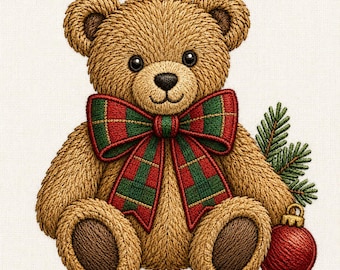 Op de afbeelding: Een bruine teddybeer met geborduurd textuurvacht, met een grote rood-groene geruite strik om de nek. De beer is geplaatst naast een kleine rode kerstbal en een takje groene dennennaalden op een effen witte achtergrond.
