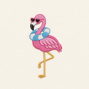 Könnte beinhalten: Ein gestickter Aufnäher mit einem leuchtend rosa Flamingo, der eine schwarze herzförmige Sonnenbrille und einen blau-weiß gestreiften Schwimmring um den Hals trägt. Der Flamingo steht auf einem gelben Bein und hat einen schwarz-weißen Schnabel.