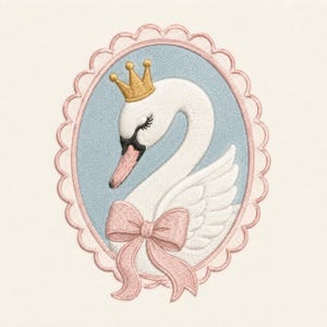 Könnte beinhalten: Gesticktes ovales Design mit einem weißen Schwan, der eine goldene Krone und eine rosa Schleife trägt. Der Schwan befindet sich vor einem hellblauen Hintergrund in einem rosa, wellenförmigen Rahmen. Ein bezauberndes, skurriles Design.