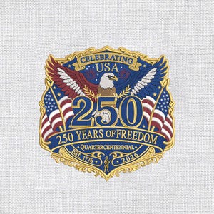 Op de afbeelding: Een patriottisch embleem ter viering van 250 jaar vrijheid. Het ontwerp toont een adelaar met uitgespreide vleugels, de Amerikaanse vlag en de tekst "Celebrating USA" en "250 Years of Freedom". Het embleem is in rood, wit, blauw en goud.