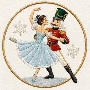 Puede incluir: Un diseño de bordado a máquina circular que muestra a una bailarina con un vestido azul claro bailando con un cascanueces con uniforme rojo. La escena incluye dos copos de nieve blancos y está enmarcada por un borde dorado sobre tela crema.