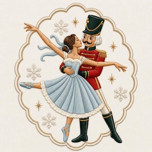 Puede incluir: Un diseño bordado que muestra a una bailarina con un vestido azul claro bailando con un soldado cascanueces de uniforme rojo. La escena está enmarcada por un borde festoneado y decorada con copos de nieve blancos y estrellas doradas sobre fondo crema.