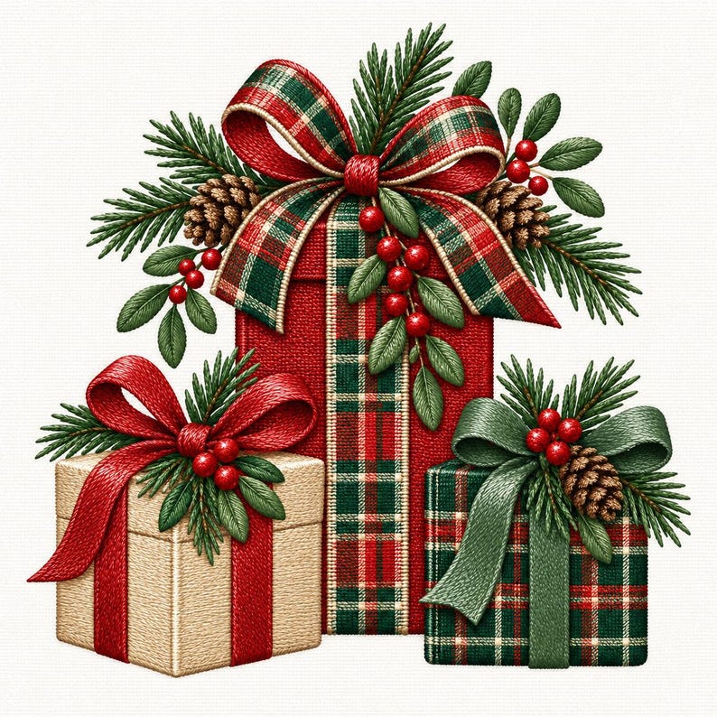 Op de afbeelding: Drie cadeau dozen versierd met feestelijke elementen. De middelste doos is hoog en rood met een geruit lint. De linker doos is beige met een rood lint. De rechter doos is groen geruit met een groen lint. Allemaal hebben ze dennentakken, dennenappels en rode bessen.