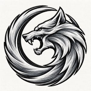 Peut inclure: Une illustration graphique circulaire représentant une tête de loup en profil, gueule ouverte, réalisée en noir et blanc avec des ombrages détaillés. Le loup est placé à l'intérieur d'un cadre incurvé formant un cercle, soulignant ses crocs.