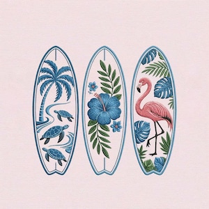 Puede incluir: Tres diseños de tablas de surf con temas tropicales. Uno presenta una palmera y tortugas, otro una flor de hibisco azul y el último un flamenco rosa. Cada diseño está delineado en azul sobre un fondo blanco.