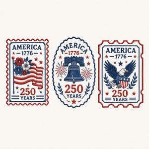 Può includere: Tre disegni patriottici con la scritta "AMERICA - 1776 - 250 YEARS". I disegni includono una bandiera sventolante con fiori, la Campana della Libertà con fuochi d'artificio e un'aquila con uno scudo, in rosso, bianco e blu.