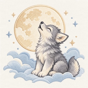 Puede incluir: Un diseño de bordado que muestra un cachorro de lobo gris y blanco sentado sobre nubes azul claro, aullando a una luna llena grande, texturizada y de color amarillo pálido. La escena incluye pequeñas estrellas bordadas en oro y azul.