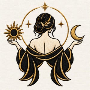 Może przedstawiać: Haftowana ilustracja przedstawiająca osobę od tyłu z włosami upiętymi w kok, ubraną w czarną szatę ze złotym wykończeniem. Postać trzyma w jednej dłoni złote słońce, a w drugiej złoty półksiężyc, w otoczeniu okrągłej złotej aureoli.
