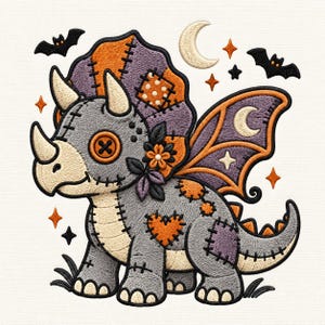 Könnte beinhalten: Ein gestickter Aufnäher mit einem grauen Triceratops, der orangefarbene und violette Patchwork-Details, ein Knopfauge und Flügel aufweist. Das Design zeigt eine Mondsichel, Sterne und zwei schwarze Fledermäuse sowie eine kleine orangefarbene Blume.