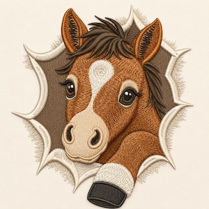 Può includere: Una toppa ricamata raffigurante una testa di cavallo marrone con una macchia bianca sulla fronte e sul naso, criniera marrone scuro e una zampa anteriore con una macchia bianca e zoccolo nero, che sembra emergere da una cornice a stella.