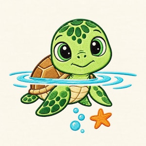 Puede incluir: Un diseño bordado de una tortuga marina verde con grandes ojos negros nadando en agua azul. La tortuga tiene un caparazón marrón y una parte inferior verde claro. Debajo de la tortuga hay cuatro burbujas azul claro y una pequeña estrella de mar naranja.