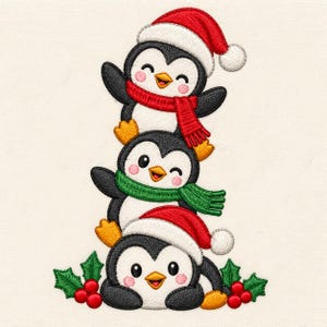 Op de afbeelding: Een geborduurd ontwerp met drie gestapelde pinguïns. De bovenste pinguïn draagt een rode kerstmuts en sjaal. De middelste pinguïn draagt een groene sjaal. De onderste pinguïn draagt een rode kerstmuts, geplaatst boven groene hulstbladeren met bessen.