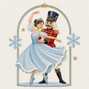 Può includere: Un ricamo raffigurante una ballerina in abito azzurro e uno schiaccianoci in uniforme rossa che ballano insieme. La scena è incorniciata da un arco azzurro con stelle dorate e fiocchi di neve azzurri su entrambi i lati delle figure.