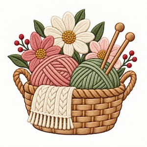 Può includere: Un disegno ricamato di un cesto intrecciato marrone contenente due gomitoli di lana rosa polvere e verde salvia, un pezzo di tessuto bianco a maglia intrecciata con frange, due ferri da maglia in legno e un bouquet di fiori bianchi e rosa.